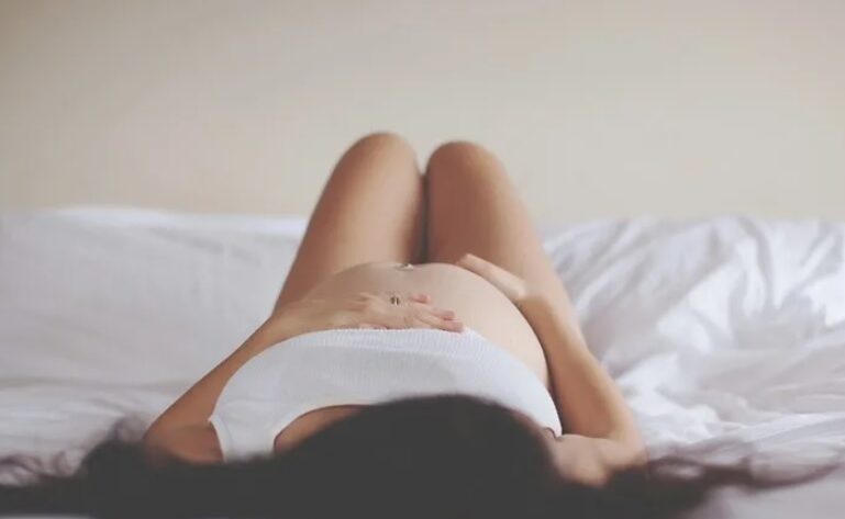 Могу ли я спать на спине, когда я беременна?