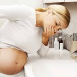 Что вызывает утреннее недомогание (тошноту и рвоту во время беременности)?