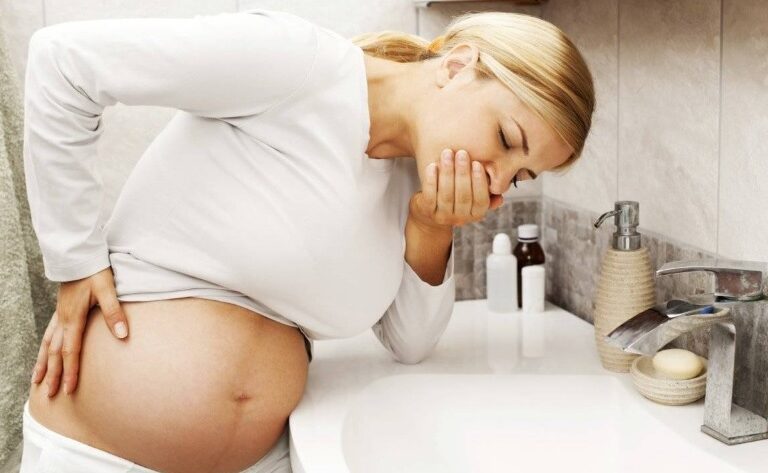 Что вызывает утреннее недомогание (тошноту и рвоту во время беременности)?